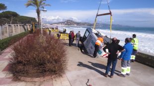 S'obre un esvoranc al passeig de S'Abanell de Blanes i s'hi enfonsa un vehicle de neteja