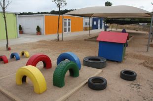 L'escola El Bosc de la Pavordia de Girona inicia curs en barracons i sense llum 