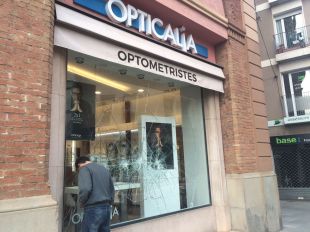 Un home destrossa l'aparador de quatre comerços amb una pedra a Olot