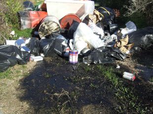 Denunciat un taller per un abocament incontrolat de residus a l’Alt Empordà