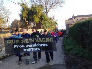 Unes 150 persones es manifesten contra les maniobres militars a Celrà i Girona