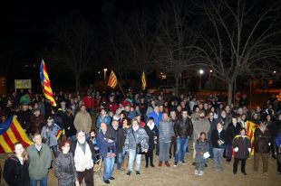 Unes 200 persones es concentren a Celrà contra l'Exèrcit
