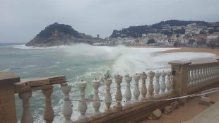 Tossa reconstruirà la barana del passeig marítim amb un nou material més resistent