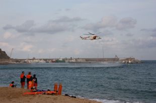 La platja de Blanes, escenari d'un simulacre de rescat d'una embarcació a la deriva