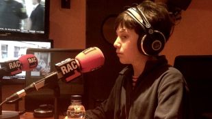 Un nen invident d'11 anys comenta el futbol a Ràdio Olot