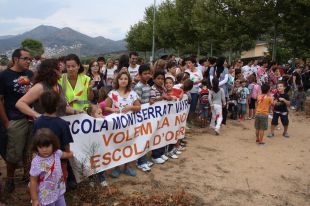 Manifestacions a Roses i Platja d'Aro per a reclamar una nova escola i un institut de secundària