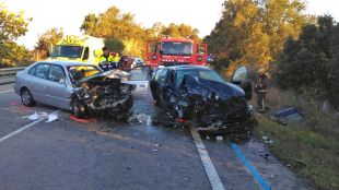 Tres ferits greus en un xoc frontal entre dos cotxes a la C-63 a Lloret de Mar