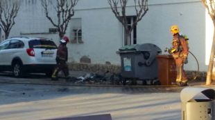 Crema un contenidor de plàstic al centre de Salt