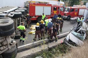 Tres morts i un ferit greu per un xoc lateral entre un cotxe i un camió a l'N-II a Sant Julià de Ramis 