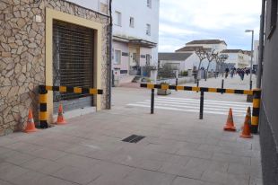 Una doble tanca evita que els infants corrin en un tram de carrer conflictiu a Vilobí