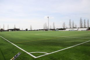 Roses inverteix 136.000 euros en l'herba artificial del camp de futbol de la Vinyassa