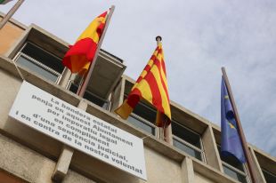 La curiosa forma de l'Ajuntament de Santa Coloma de penjar la 'rojigualda'