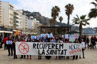 Unes 200 perones reclamen que ''deixi de privatitzar-se'' l'hospital de Blanes