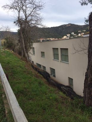 Tossa instal·la una malla per evitar despreniments de terra sobre el geriàtric