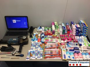 Detingut un home per tretze robatoris amb força en establiments de Puigcerdà