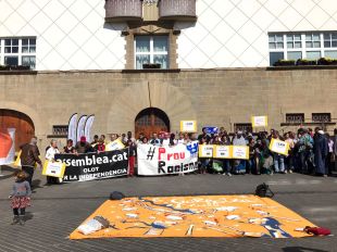 Unes 100 persones es concentren a Olot per dir prou al racisme i la xenofòbia