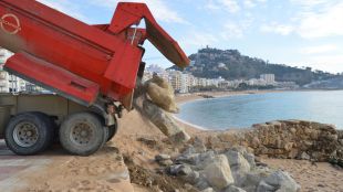 Comencen les obres d’urgència per reconstruir el mur danyat de la platja Sa Palomera de Blanes