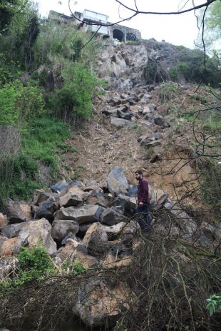 70 tones de basalt s'esllavissen de la cinglera de Castellfollit de la Roca