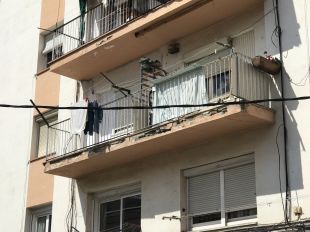 Es desprèn part del balcó d'un habitatge a Salt