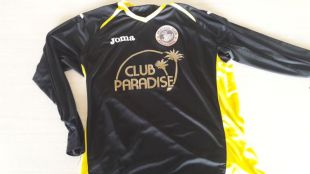 Un equip de futbol femení llueix publicitat del macroprostíbul Paradise