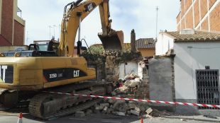 Roses enderroca dues cases per a connectar dos carrers del centre