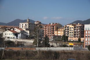 Olot inicia l'expropiació de 31 habitatges buits propietat de bancs