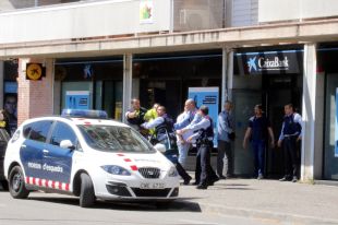 Dos atracadors armats assalten 'la Caixa' de la Devesa de Girona i prenen ostatges