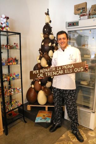 Un pastisser d'Olot crea una mona de més de dos metres d'alçada