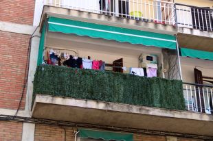 Cau d'un segon pis una nena de 6 anys que els pares havien deixat sola a casa a Girona