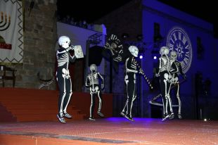 Més de 5.000 persones veuen recórrer la Dansa de la Mort pels carrers de Verges