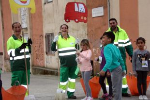 Membres de la comunitat gitana de Figueres netegen i promouen el civisme al barri