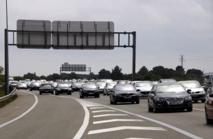 Trànsit espera que avui tornin a Barcelona un 70% de vehicles en l'últim dia de Setmana Santa
