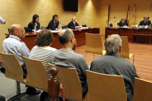 Jutgen una parella acusada d'intentar assassinar un familiar d'una ganivetada a Amer