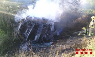 Un ferit lleu en incendiar-se un camió en sortir de la via a Bàscara