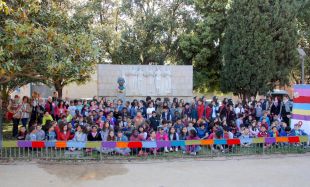 Uns 170 nens decoren amb  llana el monument a Pep Ventura a Figueres
