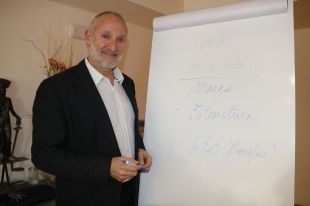 Un empresari es reinventa als 50 anys per seguir assessorant empreses a distància