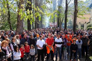Unes 300 persones mostren la seva indignació contra el Santuari Gaia de Camprodon