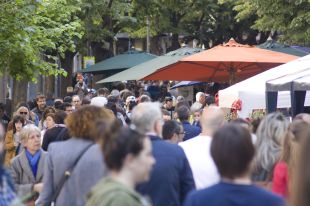 Un Sant Jordi d'allò més festiu anima els gironins a sortir al carrer
