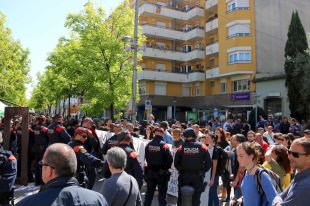 Una quarantena d'antifeixistes protesten davant la parada de PxC a Salt