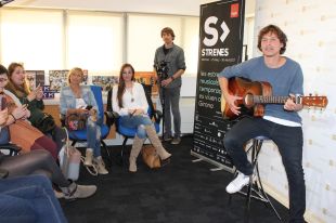Ramon Mirabet regala un ''mini-concert'' a deu clients de l'Espai Gironès