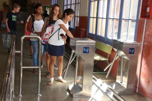 Un institut de Girona instal·la un control d'accés per evitar que els alumnes facin campana 