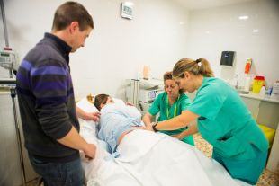 El Santa Caterina permet un acompanyant al quiròfan durant els parts per cesària