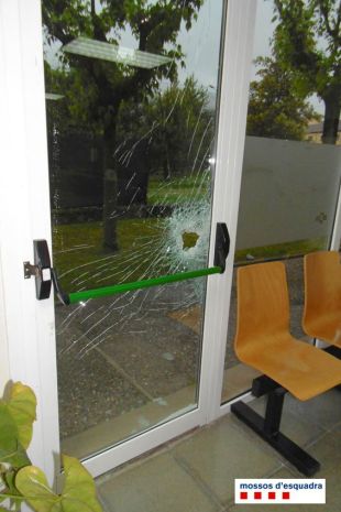 Roba quatre cops al CAP de Sant Joan les Fonts i malmet un vehicle policial