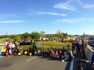 Els veïns de Vall-llobrega tallen la C-31 per reclamar a la Generalitat una nova escola 