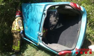 Ferit en topar amb un arbre i bolcar el vehicle a Sant Gregori