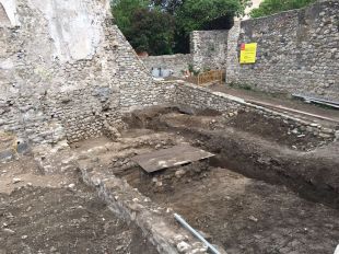 Unes restes arqueològiques posen fre a unes obres a Besalú