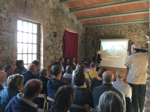 Un centenar de persones s'apropen a la presentació de la Vedella de l’Albera