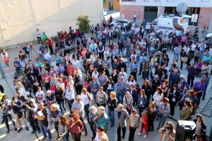 300 persones guarden un minut de silenci a Caldes en record a la nena morta per l'accident a l'inflable