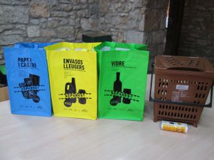 El Consell Comarcal del Pla de l'Estany reparteix 1.500 bosses de reciclatge
