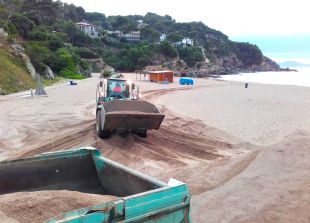 Extreuen sorra de la platja de Sa Riera de Begur per abocar-la a la de Sant Feliu de Guíxols
